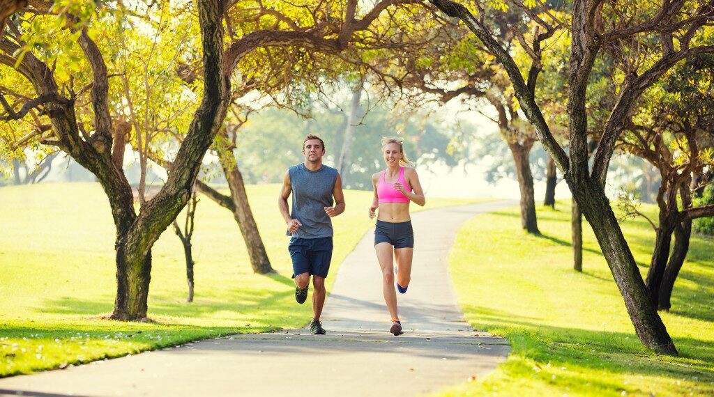 Beneficios de practicar deportes al aire libre para tu salud física y mental
