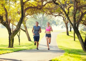 Beneficios de practicar deportes al aire libre para tu salud física y mental