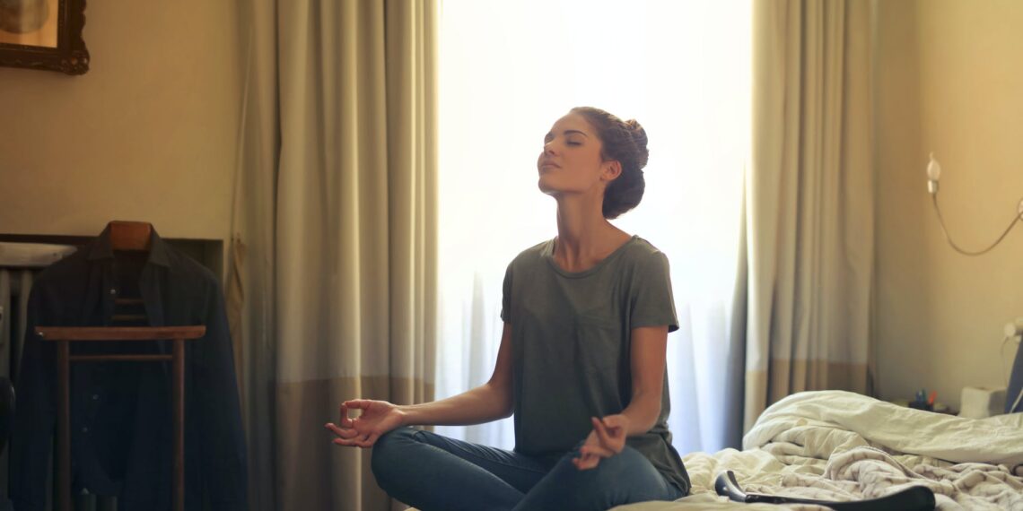 La importancia de meditar antes de dormir y cómo puede mejorar tu salud
