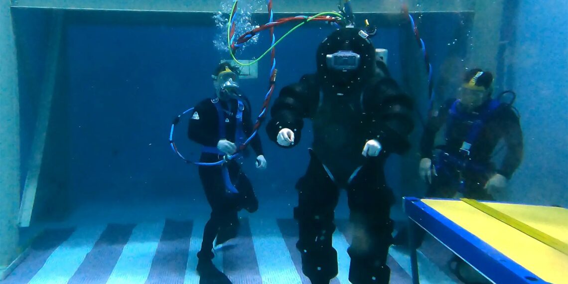 Conquistando el abismo: el nuevo traje DSEND de la Marina revoluciona el buceo en aguas profundas
