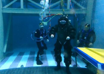 Conquistando el abismo: el nuevo traje DSEND de la Marina revoluciona el buceo en aguas profundas