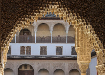 Descubre la belleza del Patio de los Leones: una joya de la arquitectura española