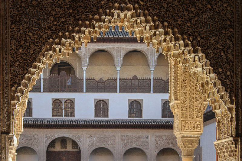 Descubre la belleza del Patio de los Leones: una joya de la arquitectura española