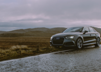 Audi en carretera aparcado