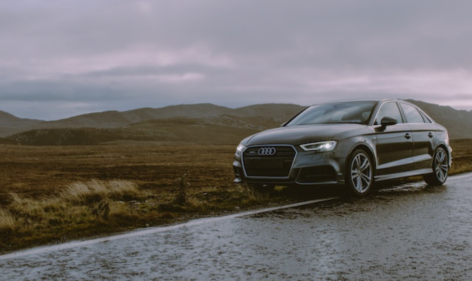 Audi en carretera aparcado