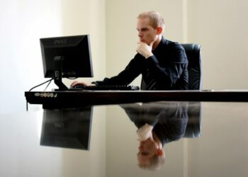 Hombre trabajando en ordenador de sobremesa