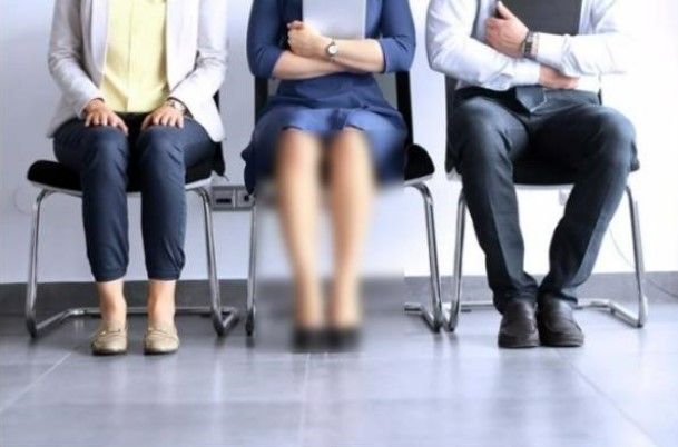 Personas esperando entrevista de trabajo