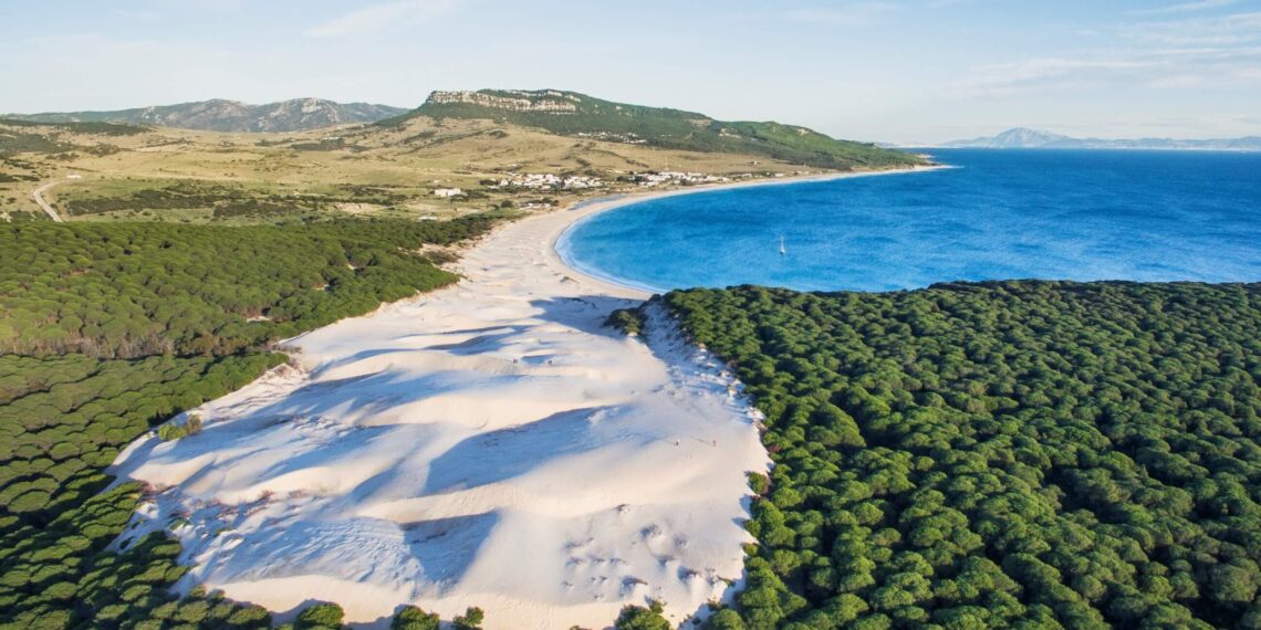 Descubre las maravillas de la Playa de Bolonia