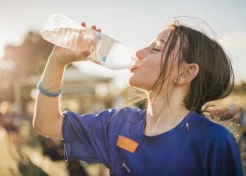 Descubre por qué beber suficiente agua es vital para tu salud