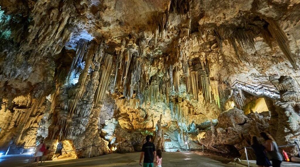 Explorando la belleza de la Cueva de Nerja: Una guía completa