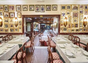 El Faro de Cádiz es uno de los restaurantes más destacados de la ciudad andaluza, y una visita obligada para los amantes de la cocina local y los mariscos frescos.