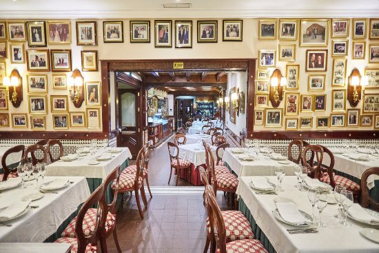 El Faro de Cádiz es uno de los restaurantes más destacados de la ciudad andaluza, y una visita obligada para los amantes de la cocina local y los mariscos frescos.