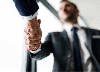 Hombres de negocios estrechando manos para cerrar un trato