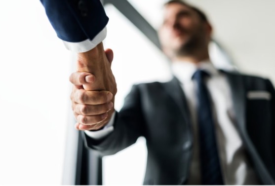 Hombres de negocios estrechando manos para cerrar un trato
