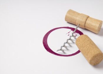 Sacacorchos y corcho de vino