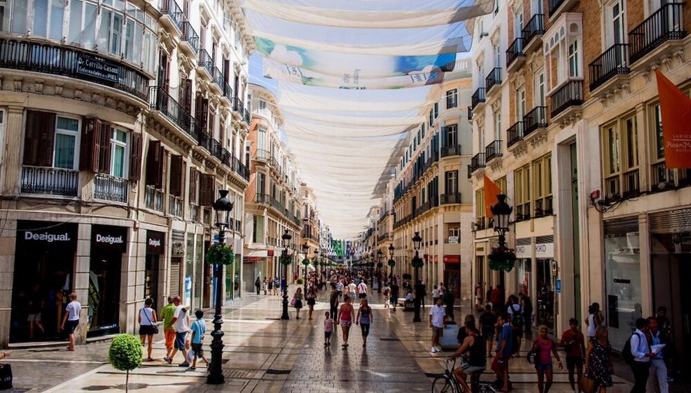 Descubre la historia y encanto de Calle Larios en Málaga