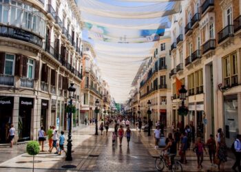 Descubre la historia y encanto de Calle Larios en Málaga