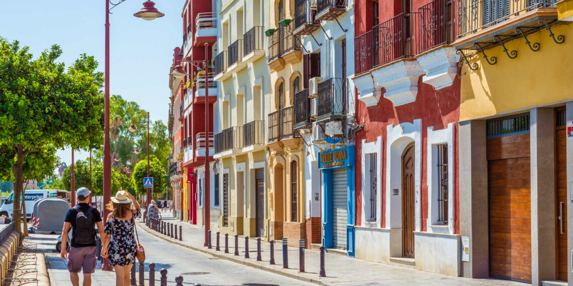 Descubre la magia de Triana: El barrio más auténtico de Sevilla