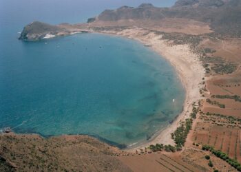 Descubre la belleza natural de Playa de los Genoveses