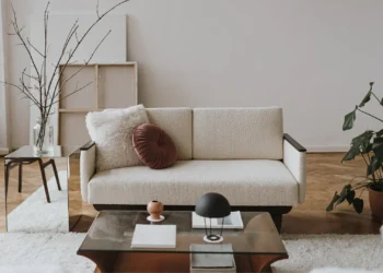 Cómo la reputación online influye en la elección de marcas de muebles y decoración