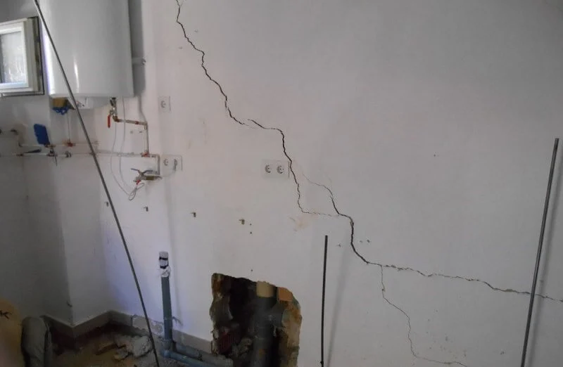 Grietas en paredes recién reformadas: por qué el problema no está en la pintura