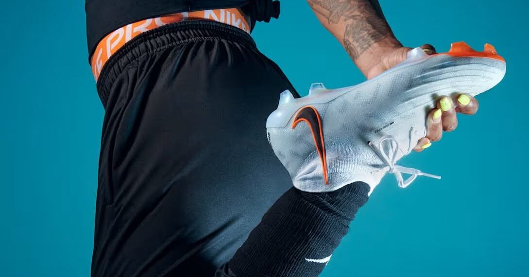 El dilema de la talla: Por qué tus zapatos de fútbol no deberían quedarte «como un guante»