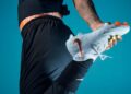 El dilema de la talla: Por qué tus zapatos de fútbol no deberían quedarte «como un guante»